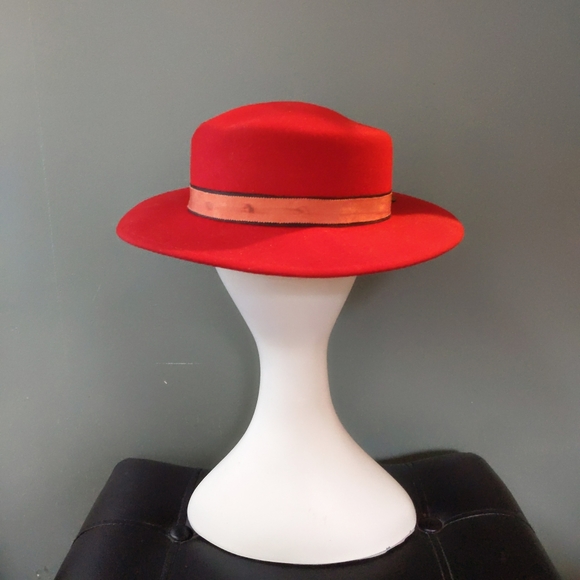 Vintage 1980s Bright Red Wool Pheasant Feather Low Crown Boater Hat - Picture 4 of 6